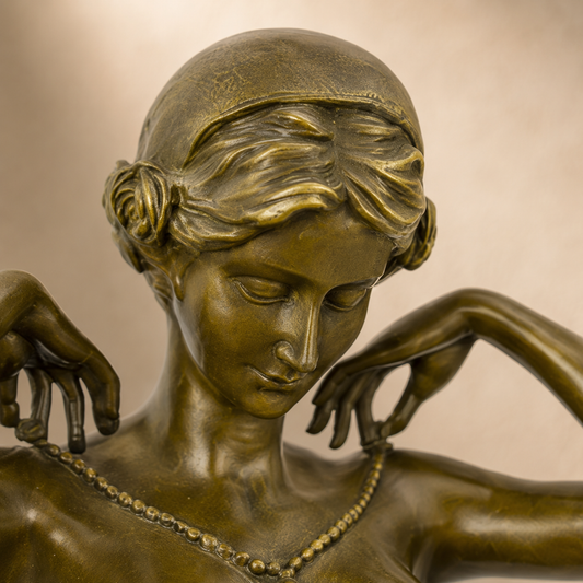 Sculpture bronze femme agenouillée attachant son collier, vue 2
