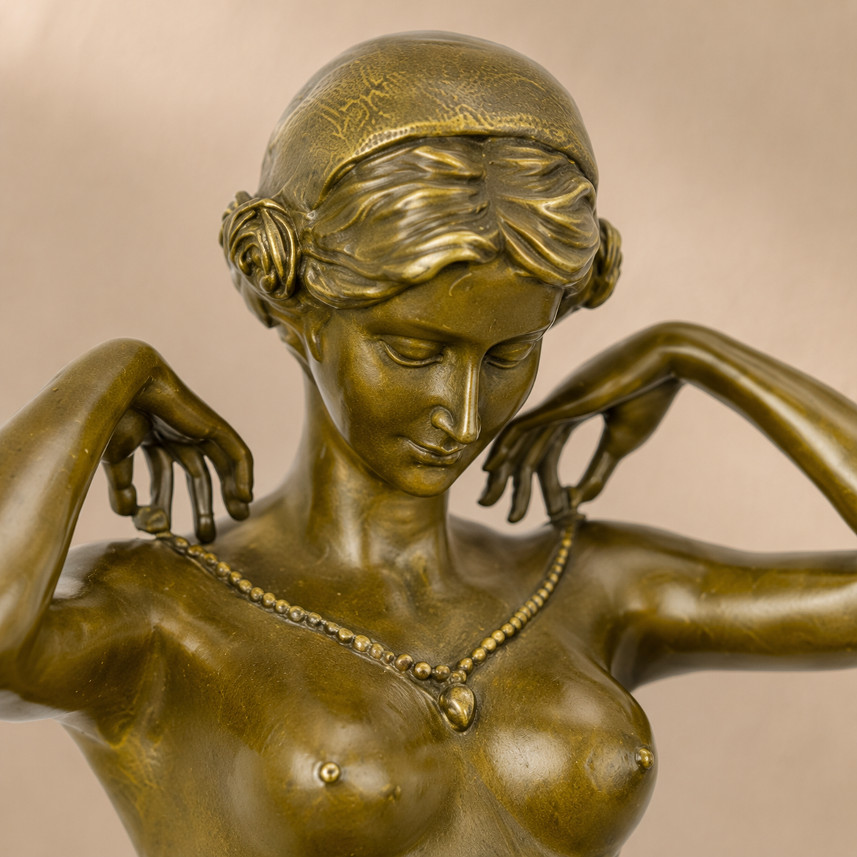 Sculpture bronze femme agenouillée attachant son collier, vue 3
