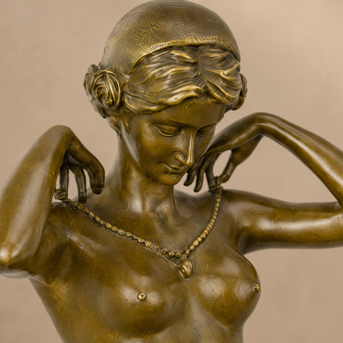 Sculpture bronze femme agenouillée attachant son collier, vue 6