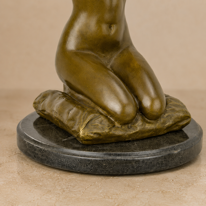 Sculpture bronze femme agenouillée attachant son collier, vue 7
