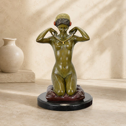 Sculpture bronze femme agenouillée au collier d'or