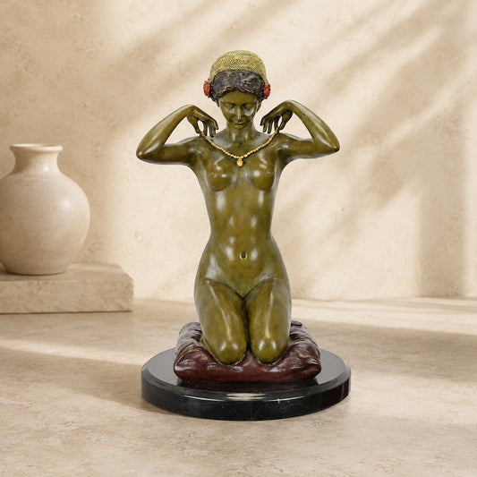Sculpture bronze femme agenouillée au collier d'or