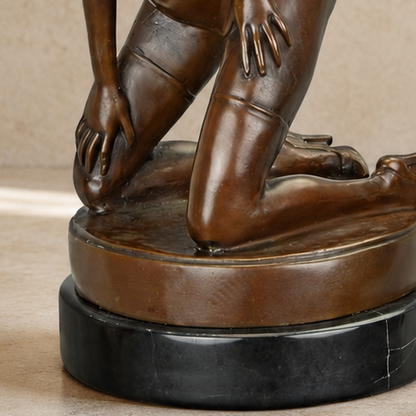 Sculpture bronze femme agenouillée sur socle marbre noir, vue 6