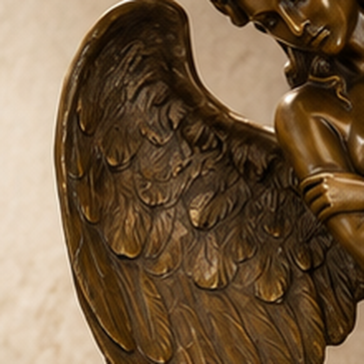 Sculpture bronze femme ailée nue sur socle marbre noir, vue 4