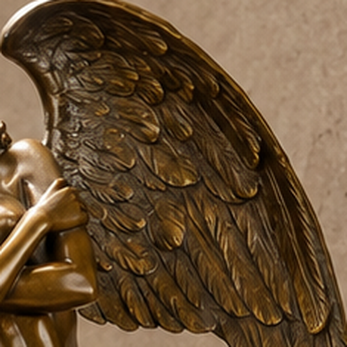 Sculpture bronze femme ailée nue sur socle marbre noir, vue 5