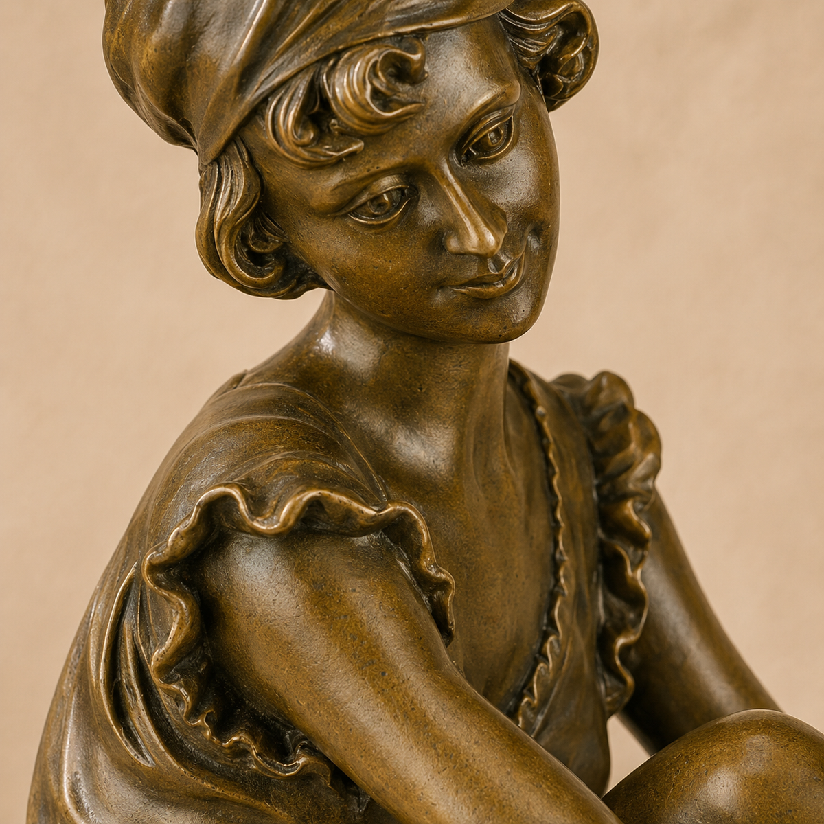 Sculpture bronze femme assise ajustant ses bas, vue 3