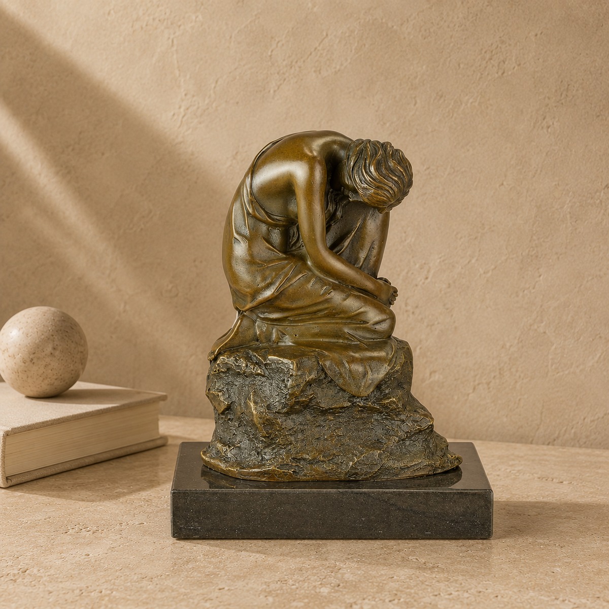 Sculpture bronze femme assise en méditation sur rocher