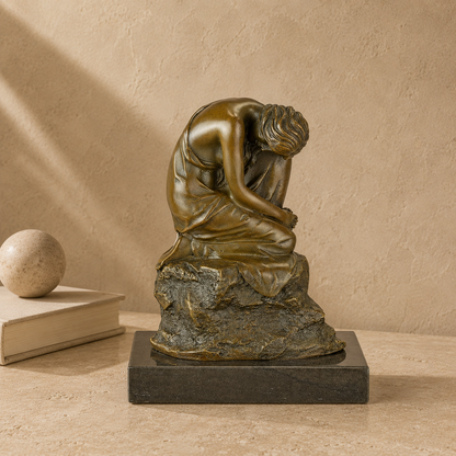 Sculpture bronze femme assise en méditation sur rocher