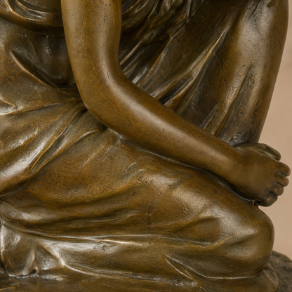 Sculpture bronze femme assise en méditation sur rocher, vue 4
