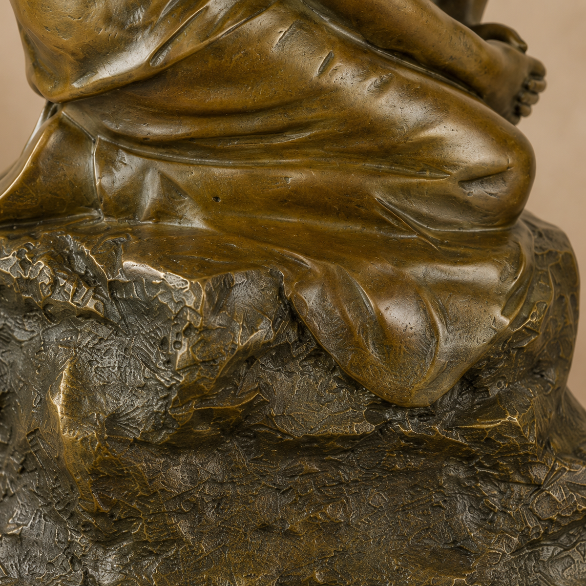 Sculpture bronze femme assise en méditation sur rocher, vue 5