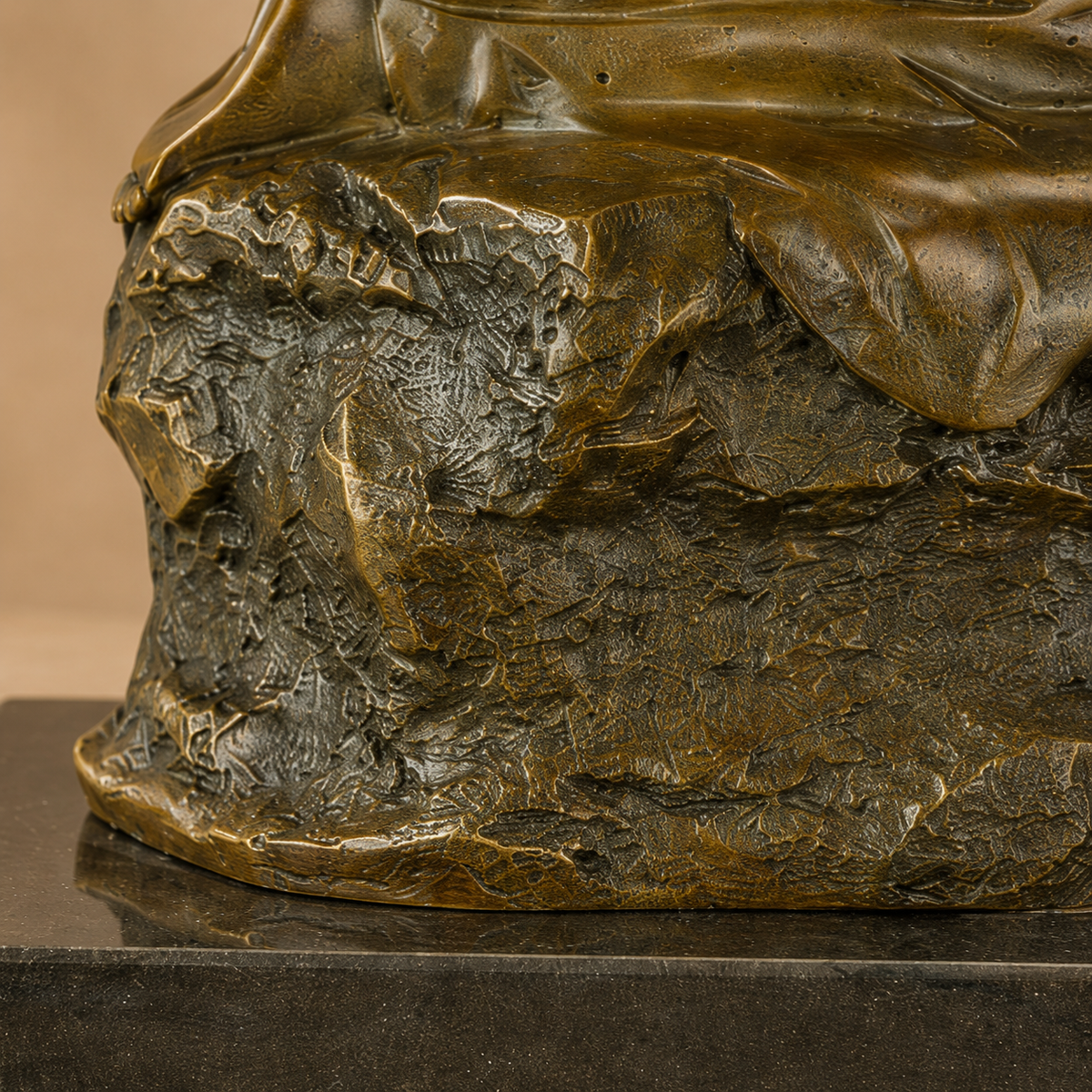Sculpture bronze femme assise en méditation sur rocher, vue 6