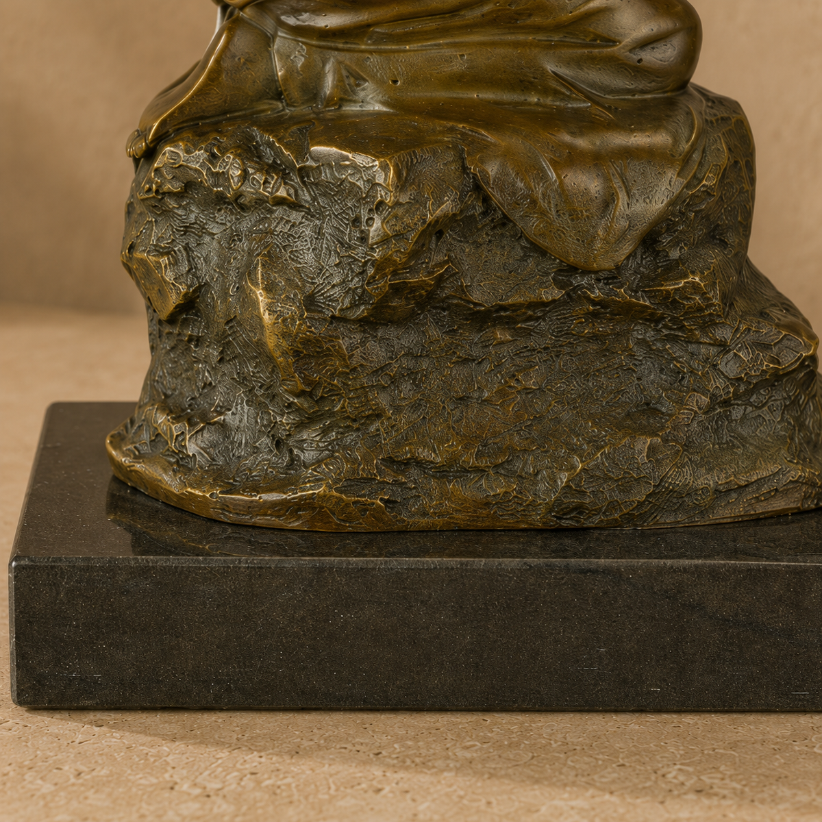 Sculpture bronze femme assise en méditation sur rocher, vue 7