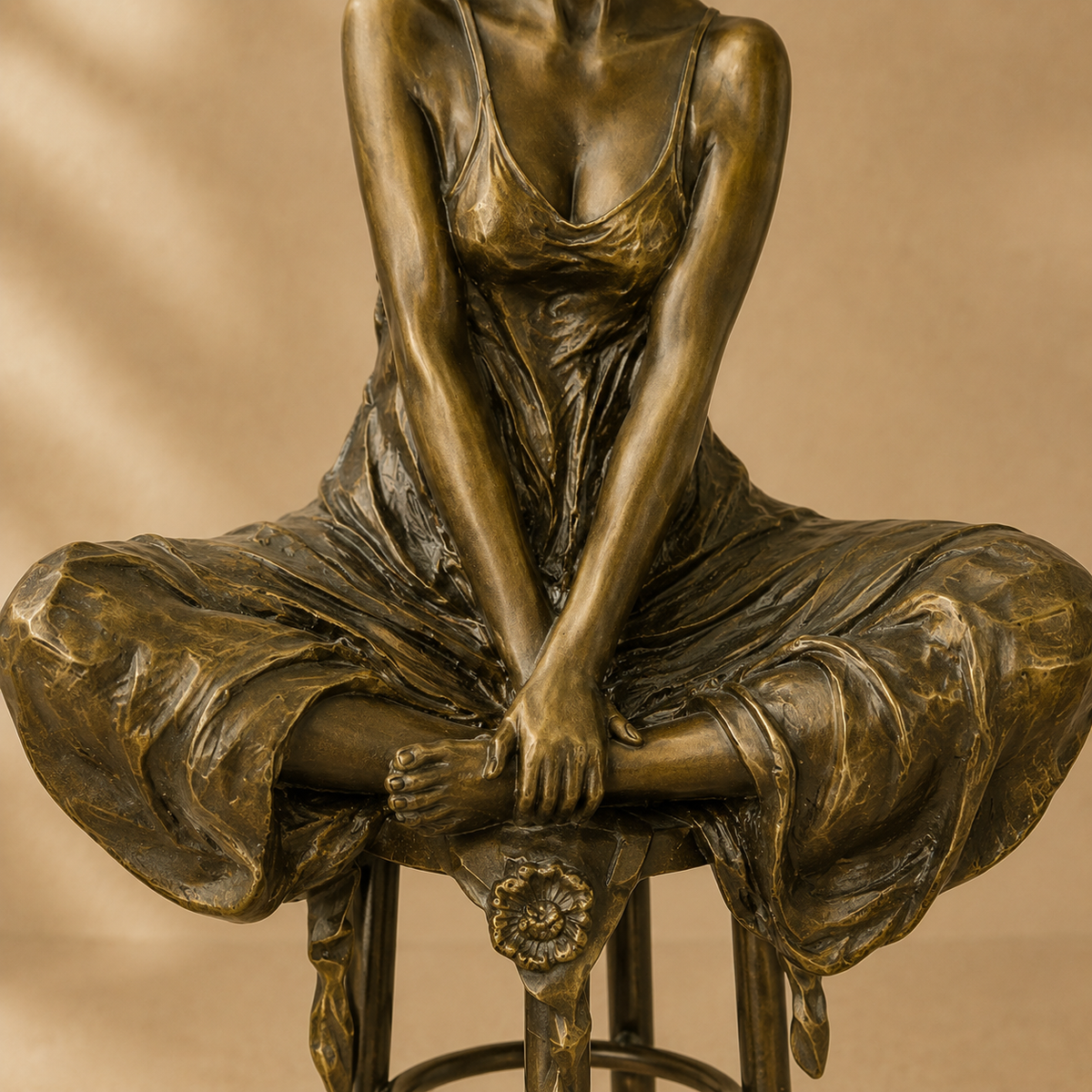 Sculpture bronze femme assise sur tabouret de bar Art Déco, vue 3