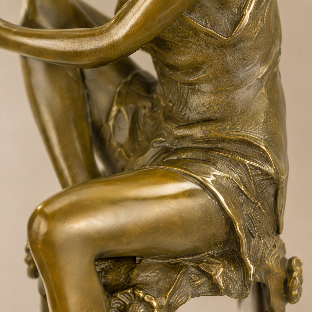 Sculpture bronze femme assise sur tabouret de bar Art Déco, vue 5