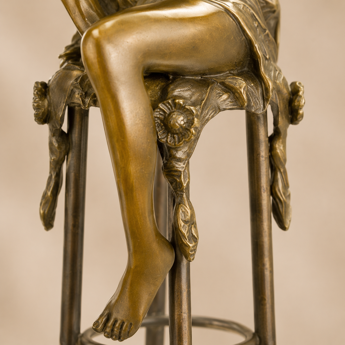 Sculpture bronze femme assise sur tabouret de bar Art Déco, vue 6