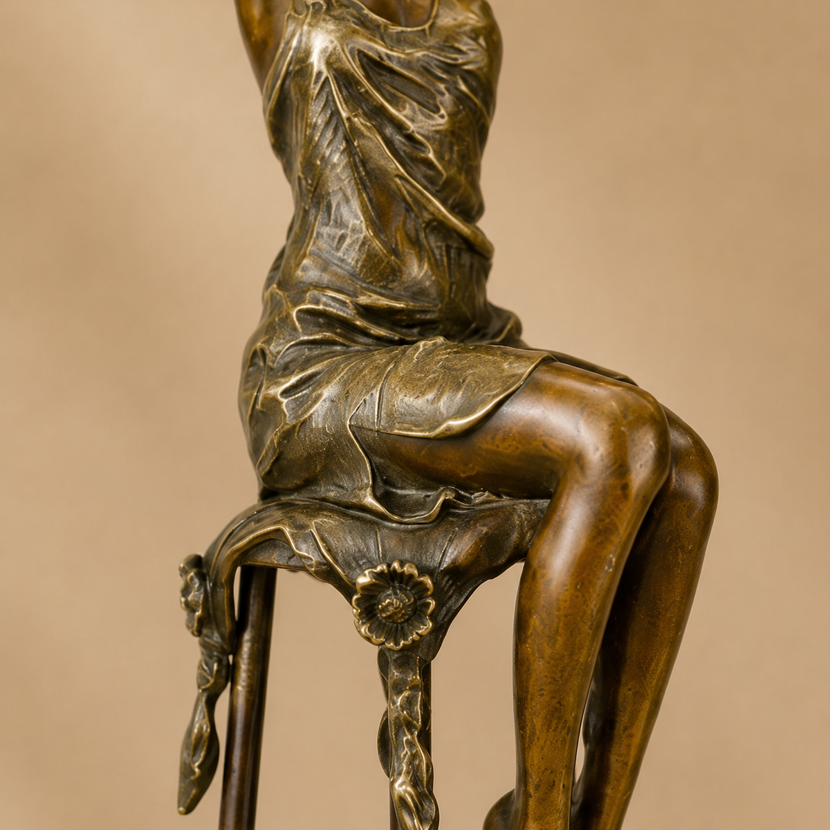 Sculpture bronze femme assise sur tabouret de bar Art Déco, vue 5