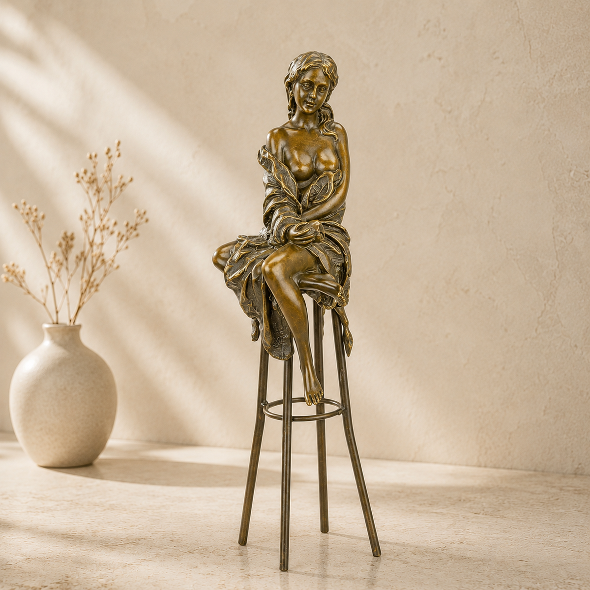 Sculpture bronze femme assise sur tabouret de bar