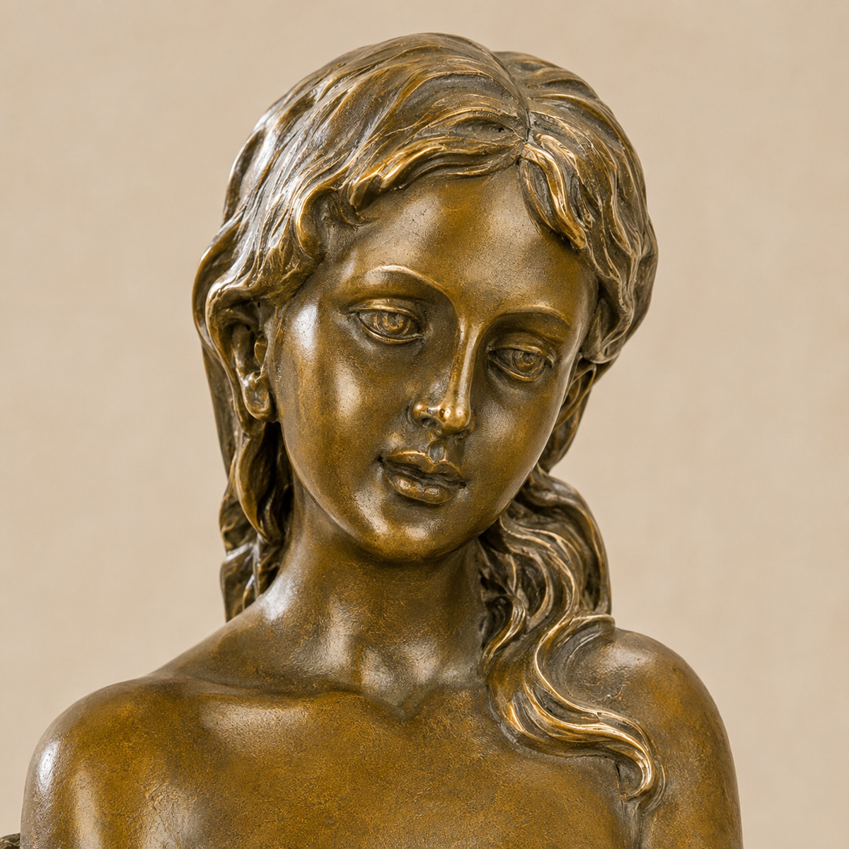 Sculpture bronze femme assise sur tabouret de bar, vue 2