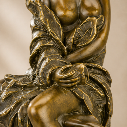 Sculpture bronze femme assise sur tabouret de bar, vue 4