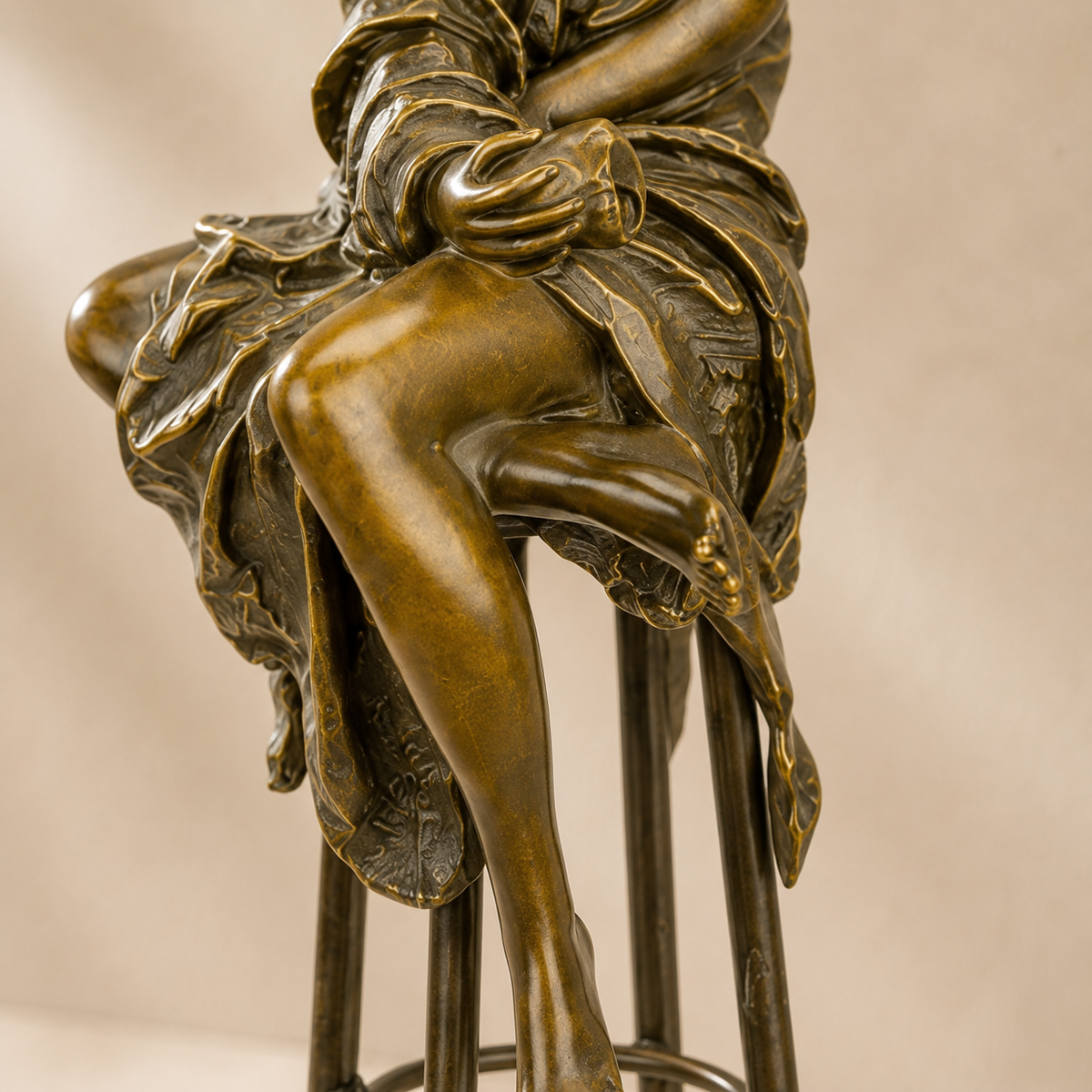 Sculpture bronze femme assise sur tabouret de bar, vue 5