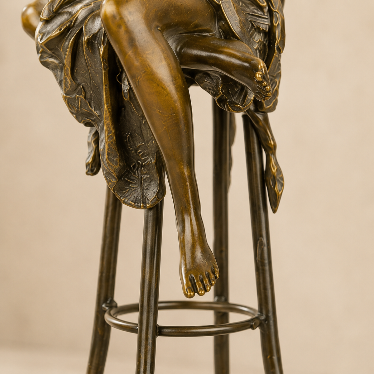 Sculpture bronze femme assise sur tabouret de bar, vue 6