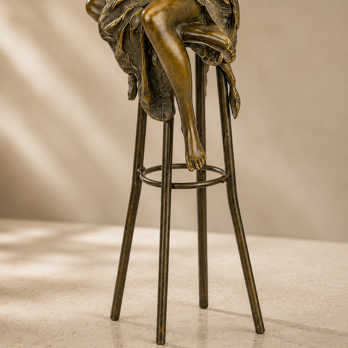 Sculpture bronze femme assise sur tabouret de bar, vue 7