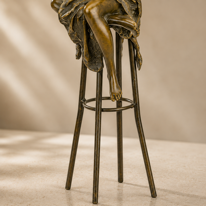Sculpture bronze femme assise sur tabouret de bar, vue 7