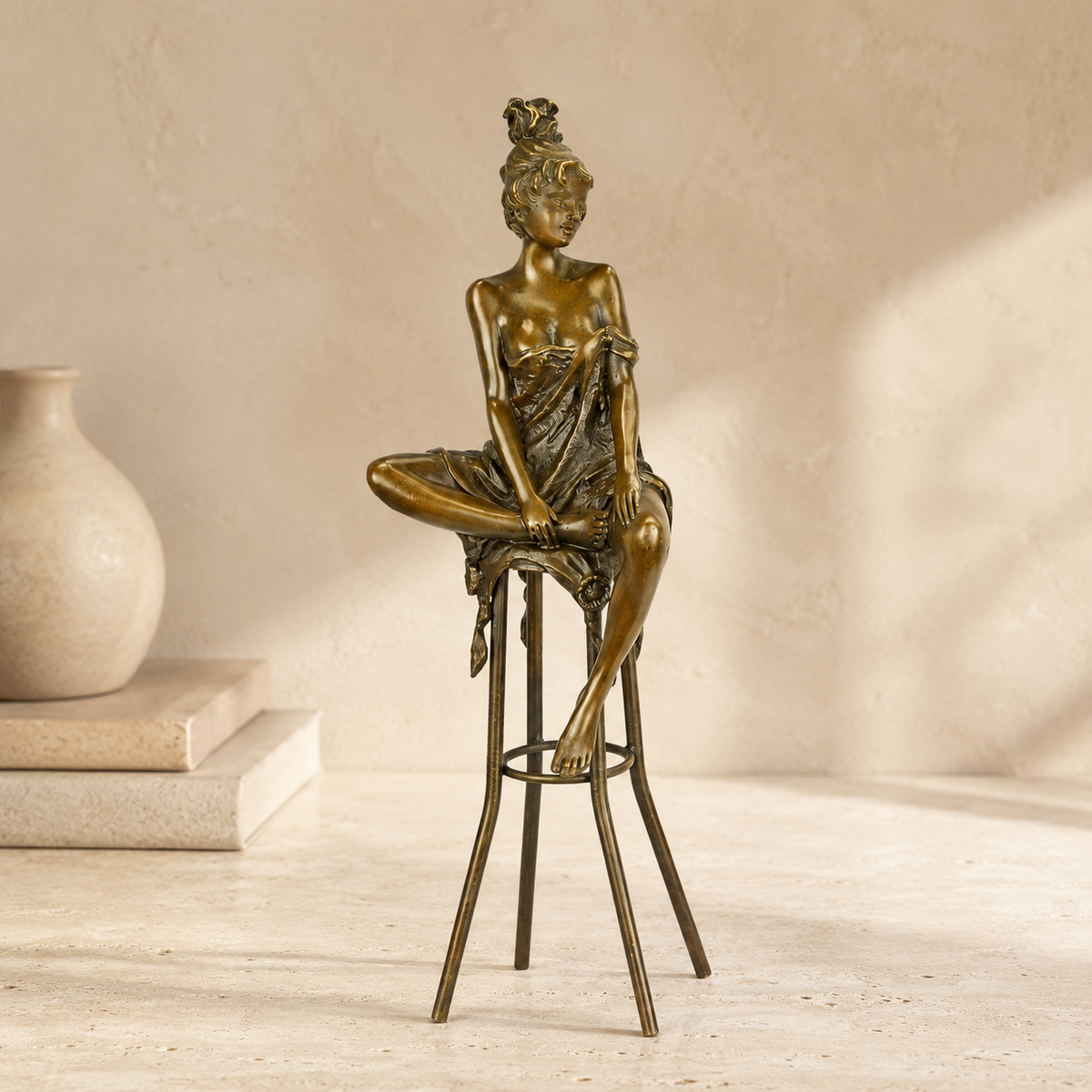 Sculpture bronze femme assise sur tabouret de bar