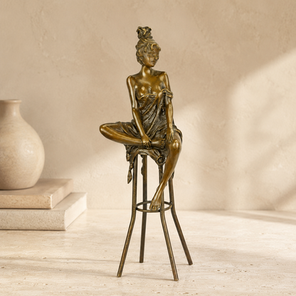 Sculpture bronze femme assise sur tabouret de bar