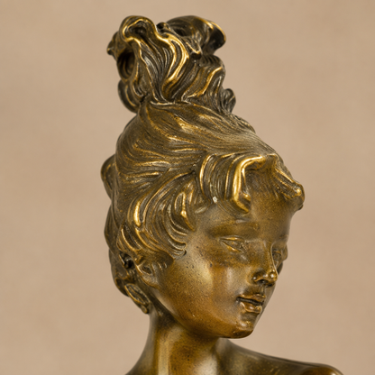 Sculpture bronze femme assise sur tabouret de bar, vue 2