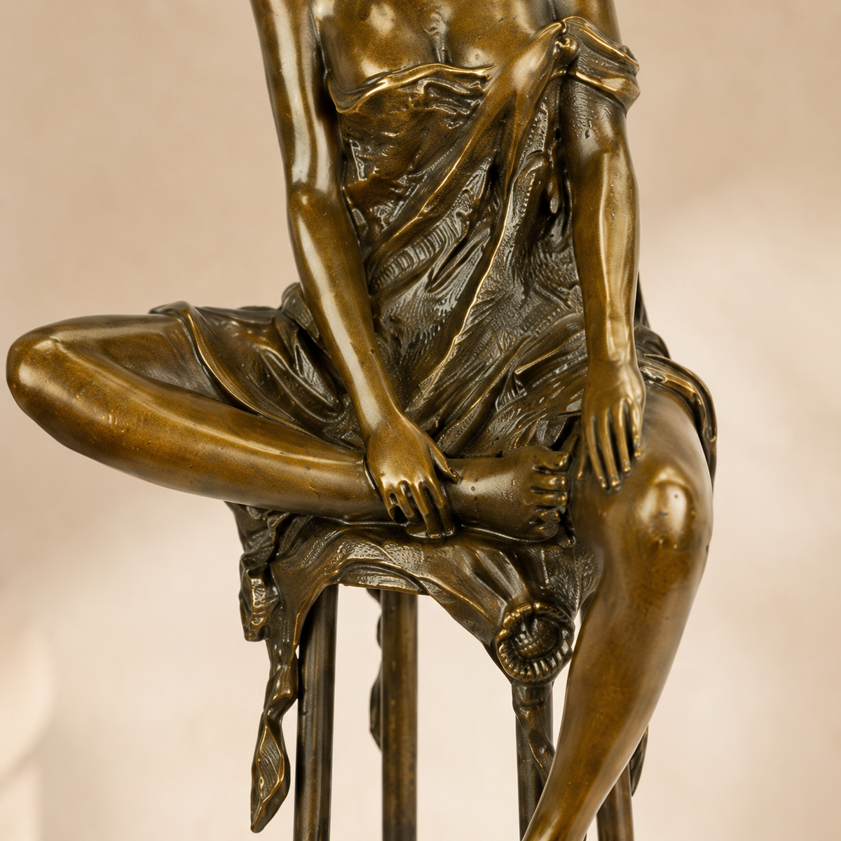 Sculpture bronze femme assise sur tabouret de bar, vue 4