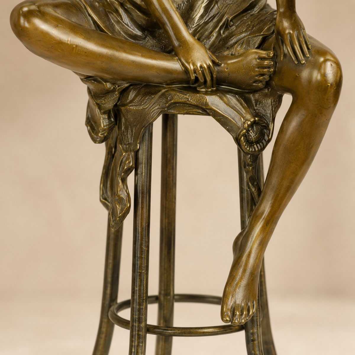 Sculpture bronze femme assise sur tabouret de bar, vue 5