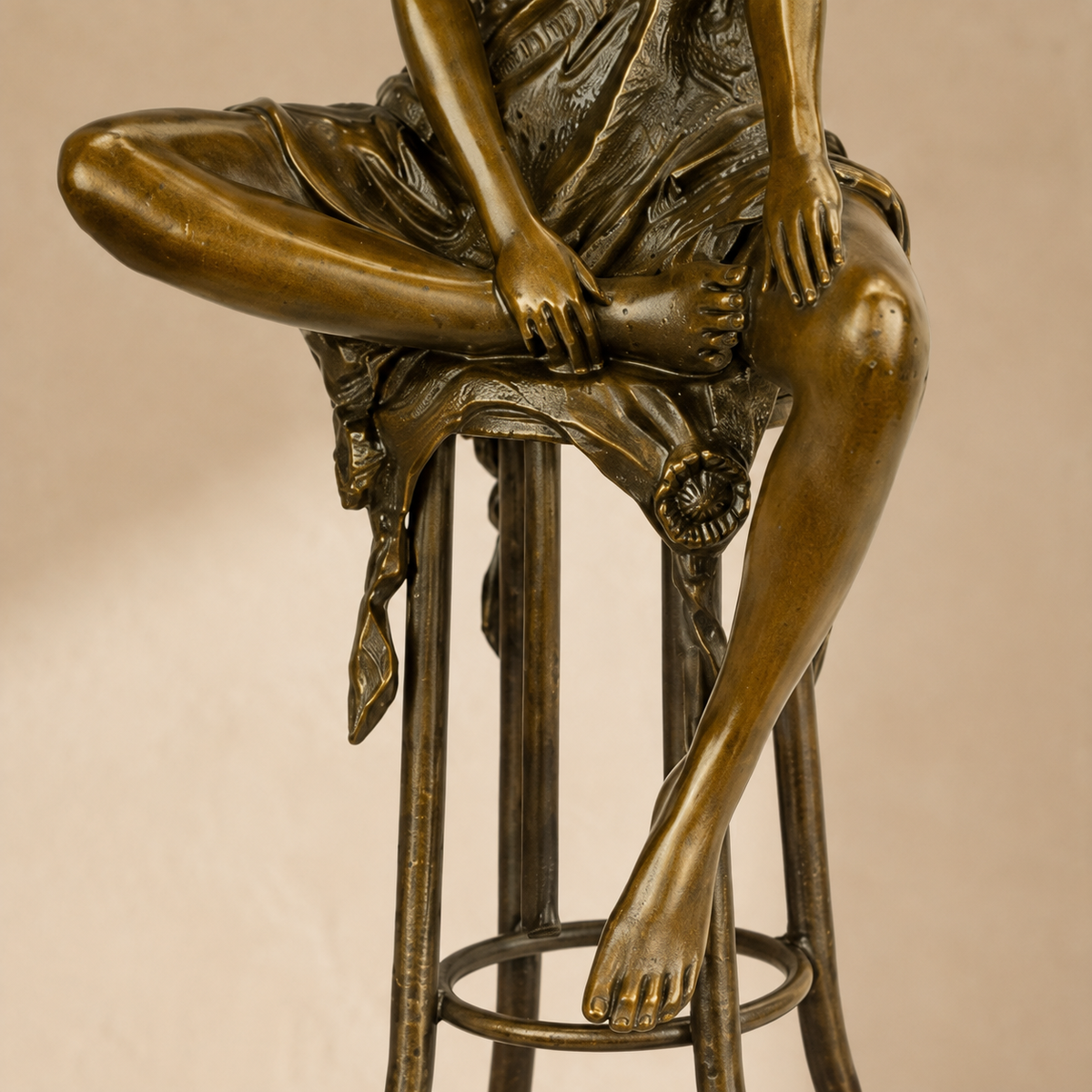 Sculpture bronze femme assise sur tabouret de bar, vue 6
