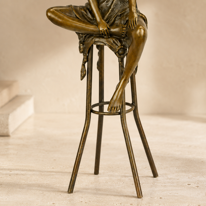 Sculpture bronze femme assise sur tabouret de bar, vue 7
