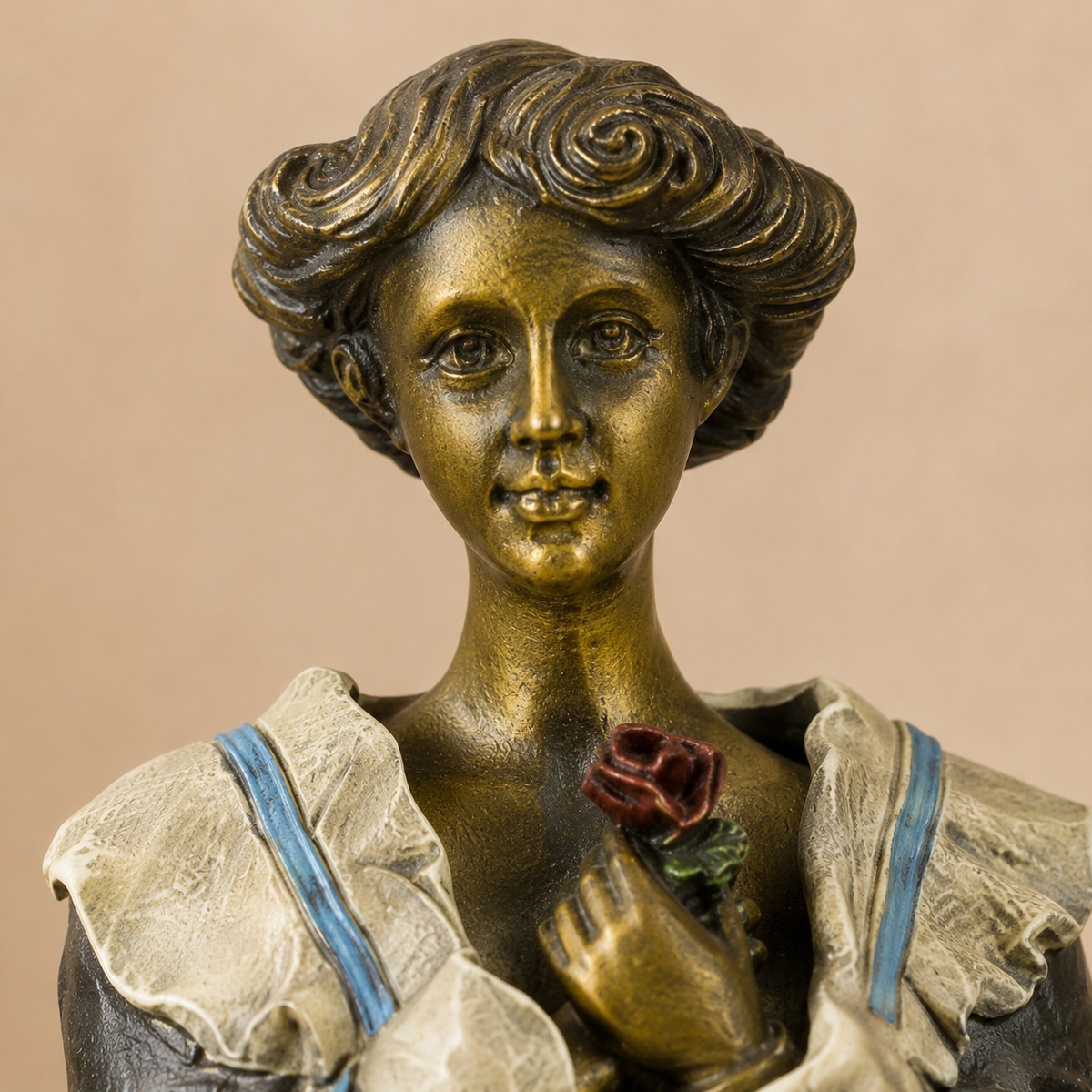 Sculpture bronze femme au manteau ouvrant, style Viennois, vue 2