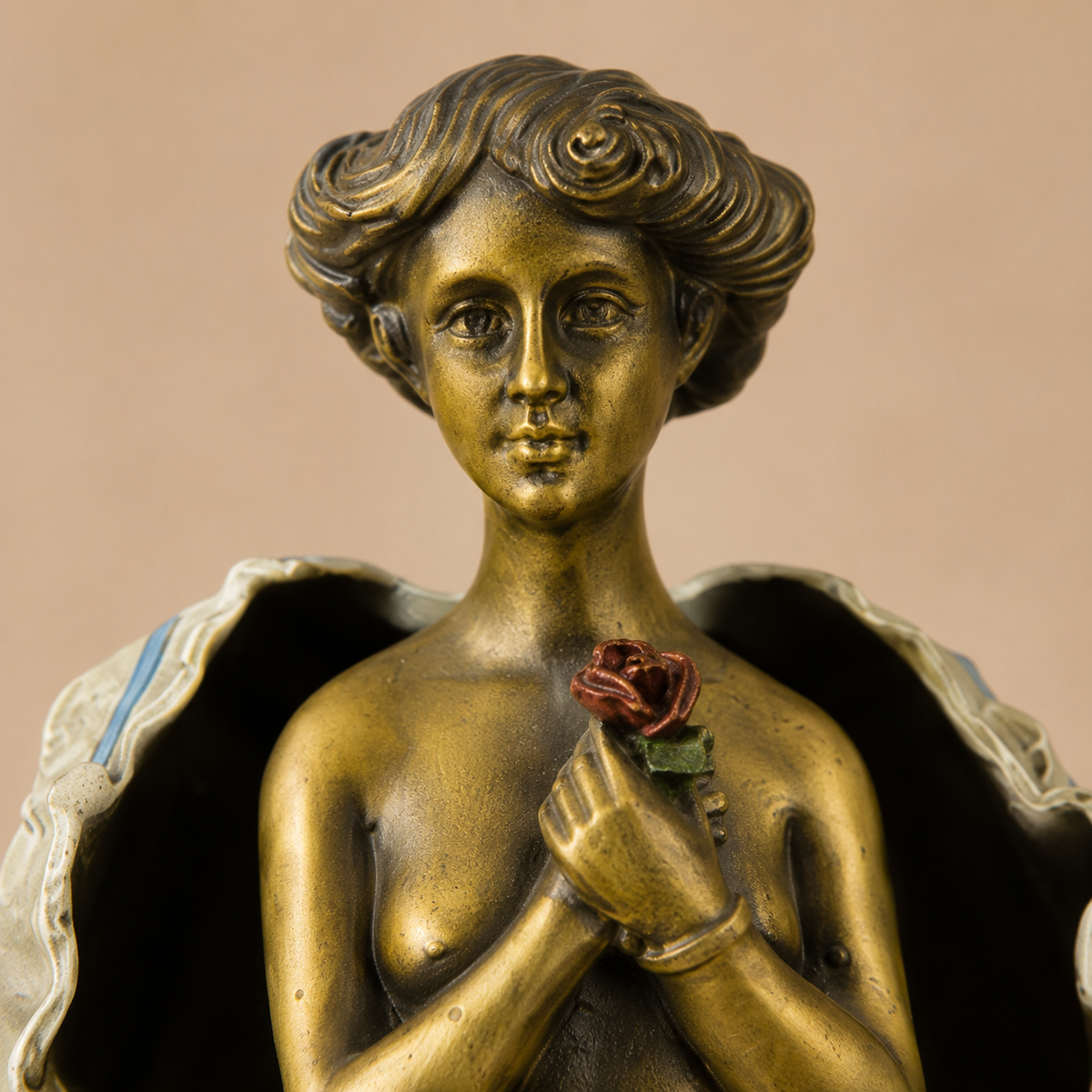 Sculpture bronze femme au manteau ouvrant, style Viennois, vue 3