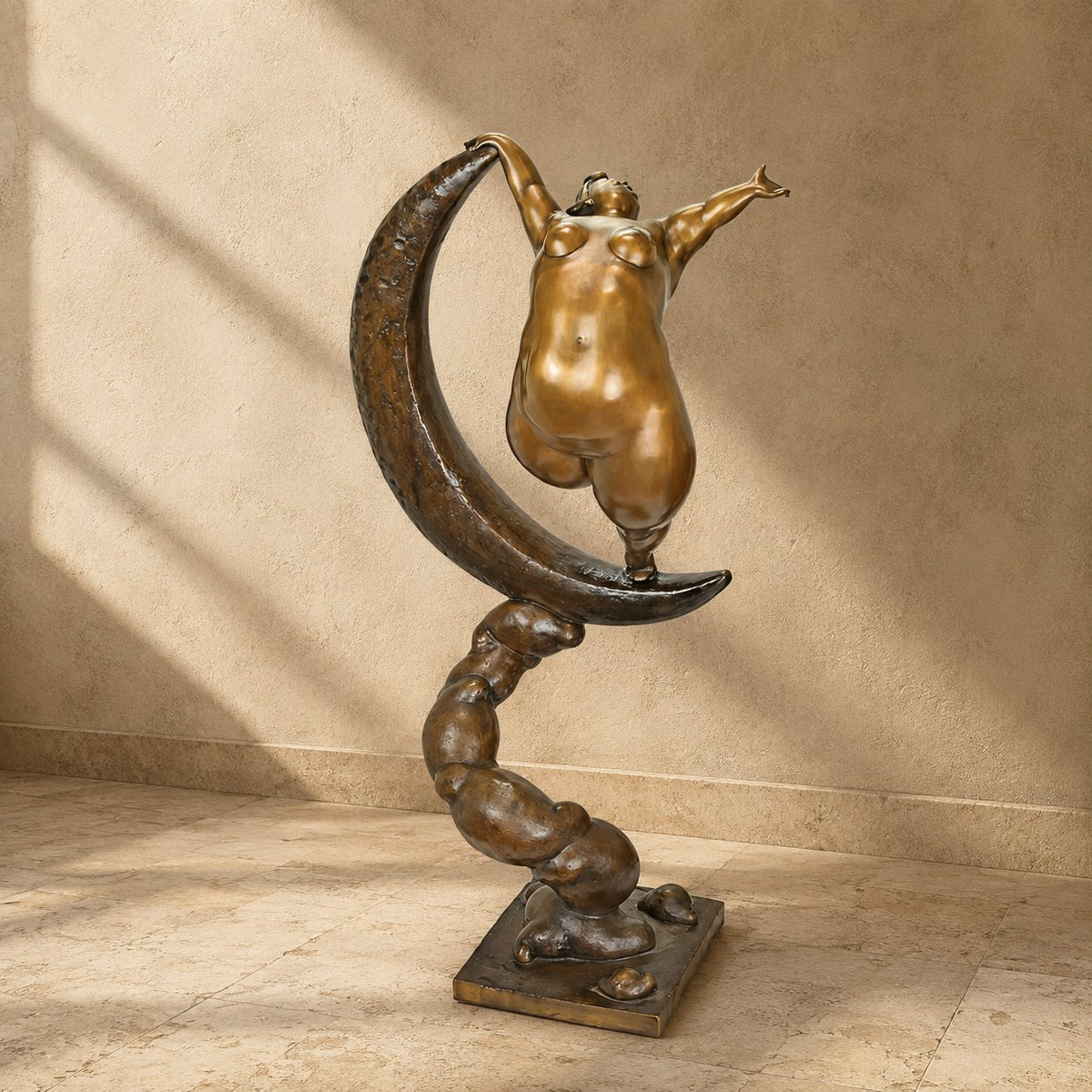 Sculpture bronze femme aux formes généreuses sur croissant de lune, vue d'ensemble