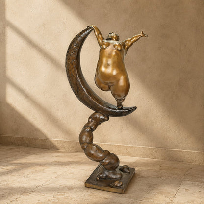 Sculpture bronze femme aux formes généreuses sur croissant de lune, vue d'ensemble