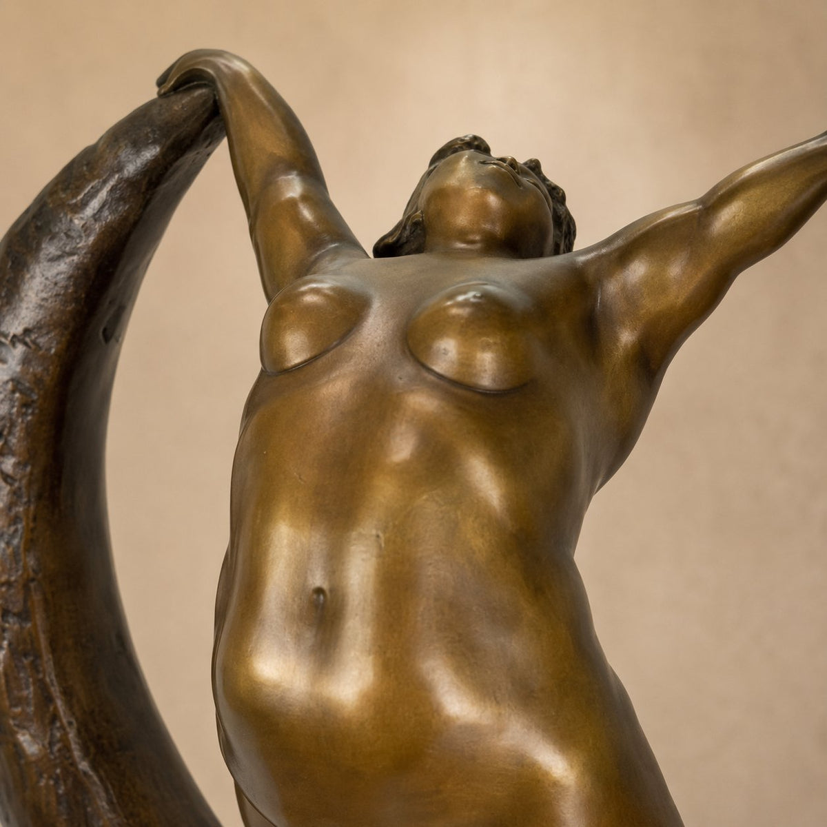 Sculpture bronze femme aux formes généreuses sur croissant de lune, détail visage