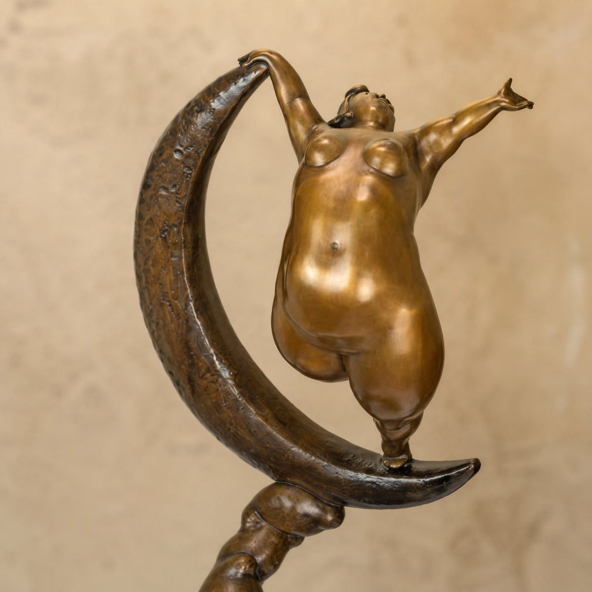 Sculpture bronze femme aux formes généreuses sur croissant de lune, détail croissant de lune