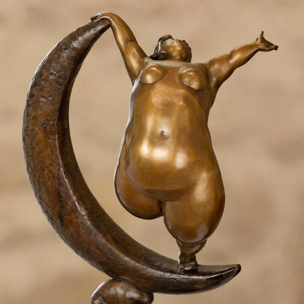 Sculpture bronze femme aux formes généreuses sur croissant de lune, vue rapprochée buste