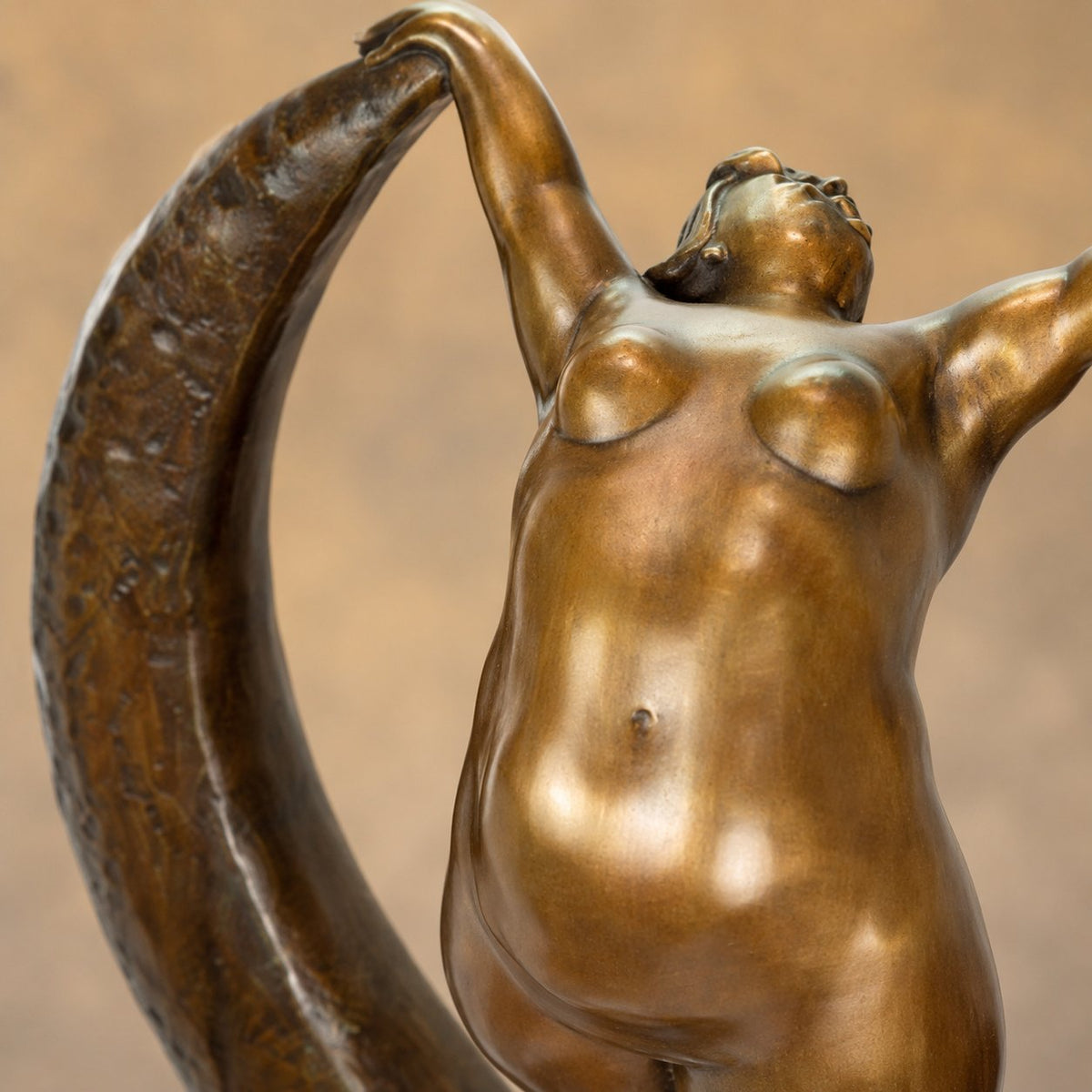 Sculpture bronze femme aux formes généreuses sur croissant de lune, détail bras et main