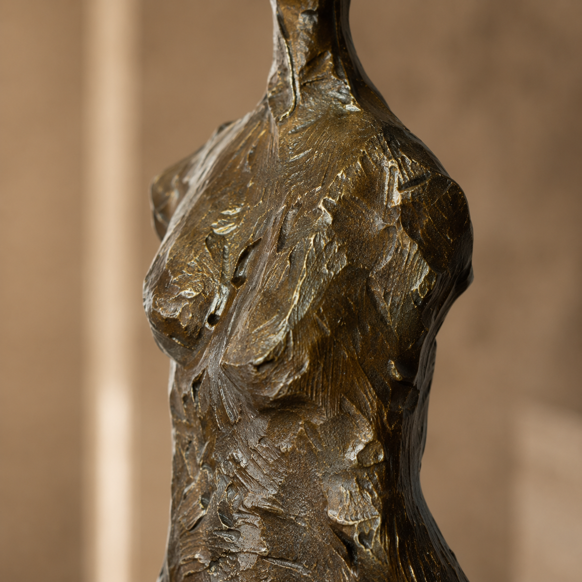 Sculpture bronze femme debout style Giacometti, vue 3