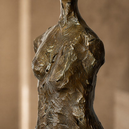 Sculpture bronze femme debout style Giacometti, vue 3
