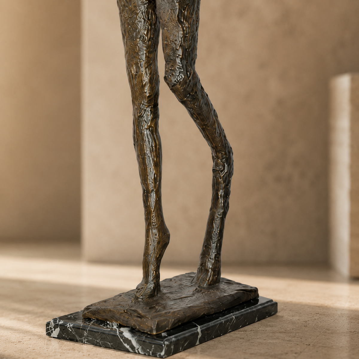 Sculpture bronze femme debout style Giacometti, vue 5
