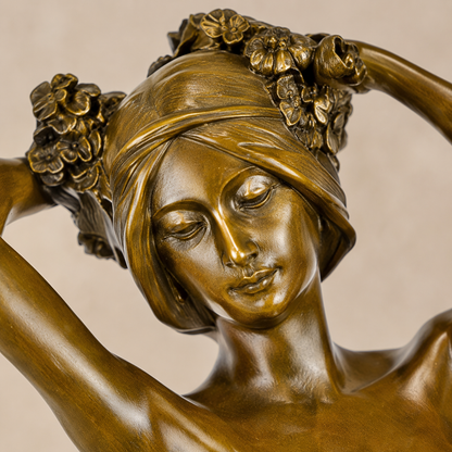 Sculpture bronze femme drapée aux raisins sur marbre, vue 2