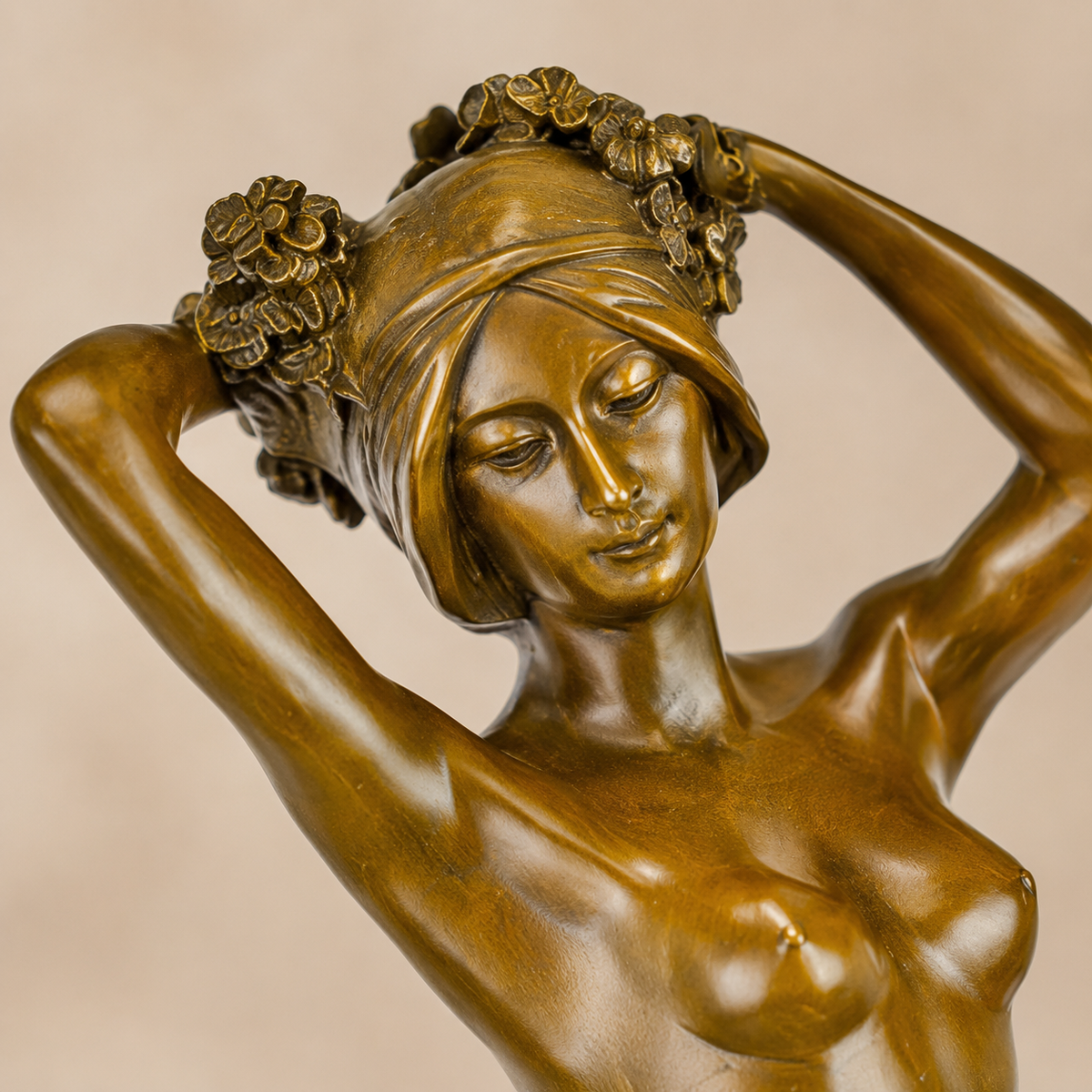 Sculpture bronze femme drapée aux raisins sur marbre, vue 3
