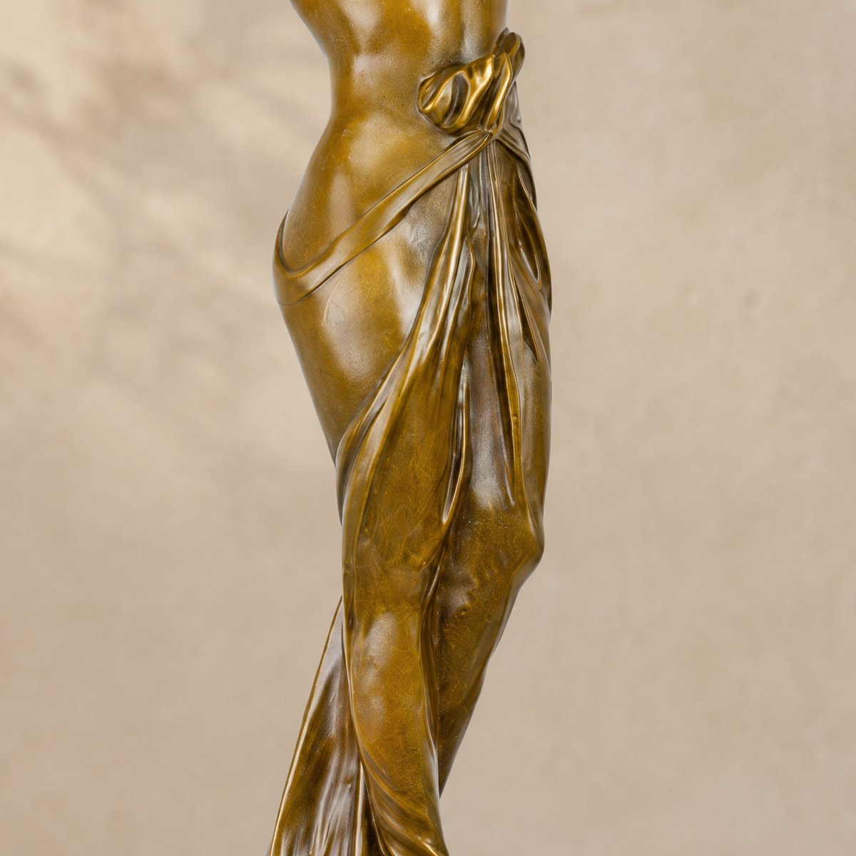 Sculpture bronze femme drapée aux raisins sur marbre, vue 5