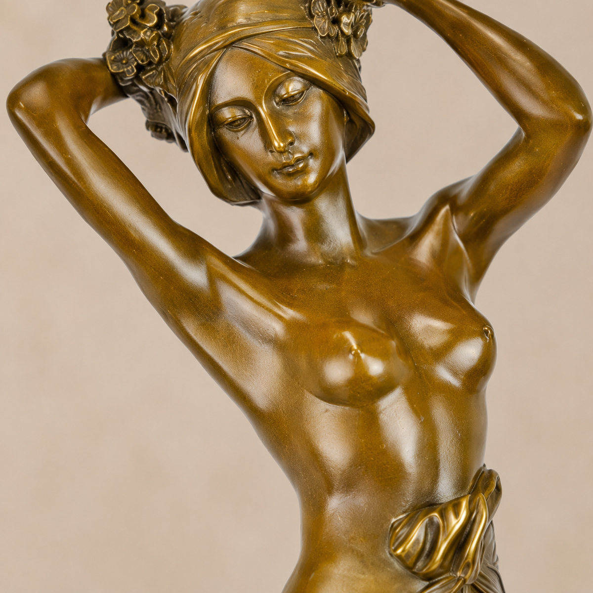 Sculpture bronze femme drapée aux raisins sur marbre, vue 6