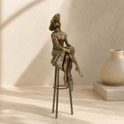 Sculpture bronze femme élégante au chapeau sur tabouret bar